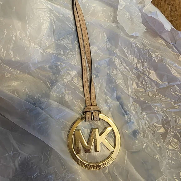 Michael Kors MK logo bag charm with a beige leather strap - Picture 3 of 9